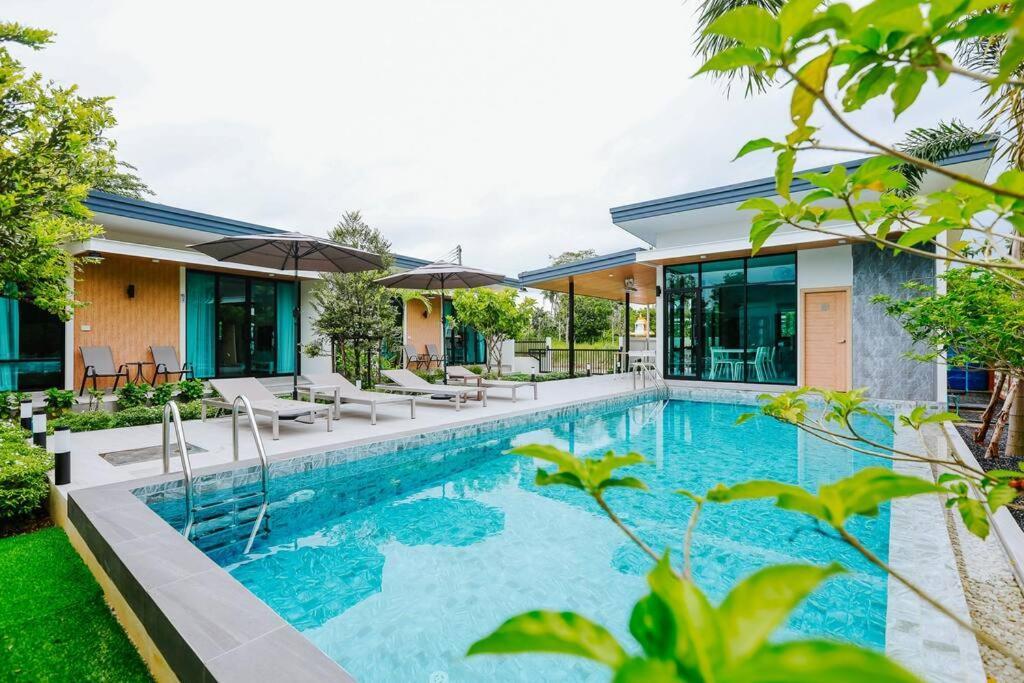 Cheeva Pool Villa Khao Lak Exteriör bild