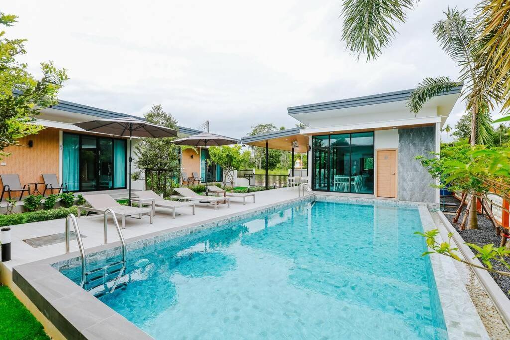 Cheeva Pool Villa Khao Lak Exteriör bild